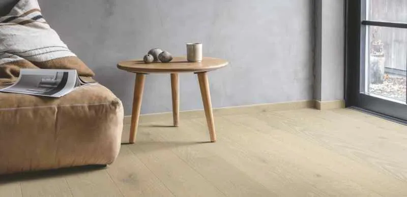 Lys stue med beige sofa og parkett på gulvet