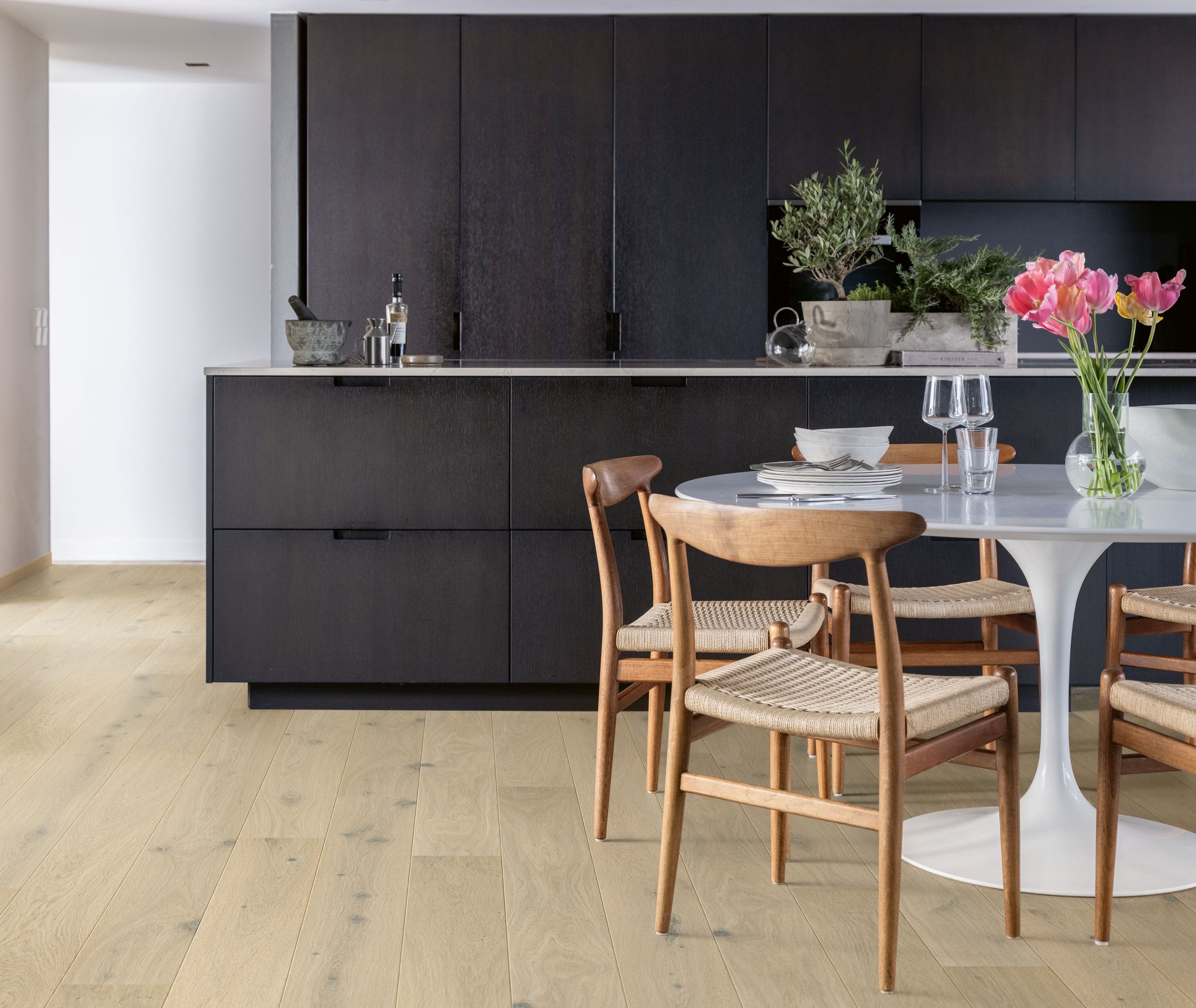 Bilde av ett kjøkken med Pergo Falster Northern Light på gulvet